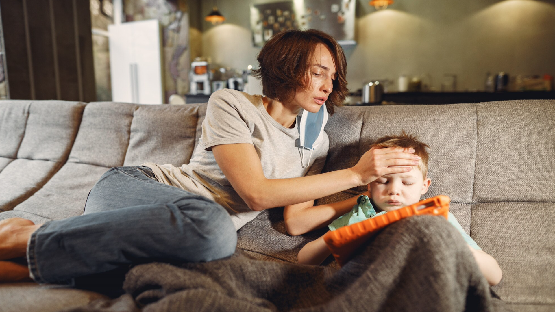 семья на диване с планшетом. сын сидит дома. сын сидит дома. семья на карантине. сын сидит дома.