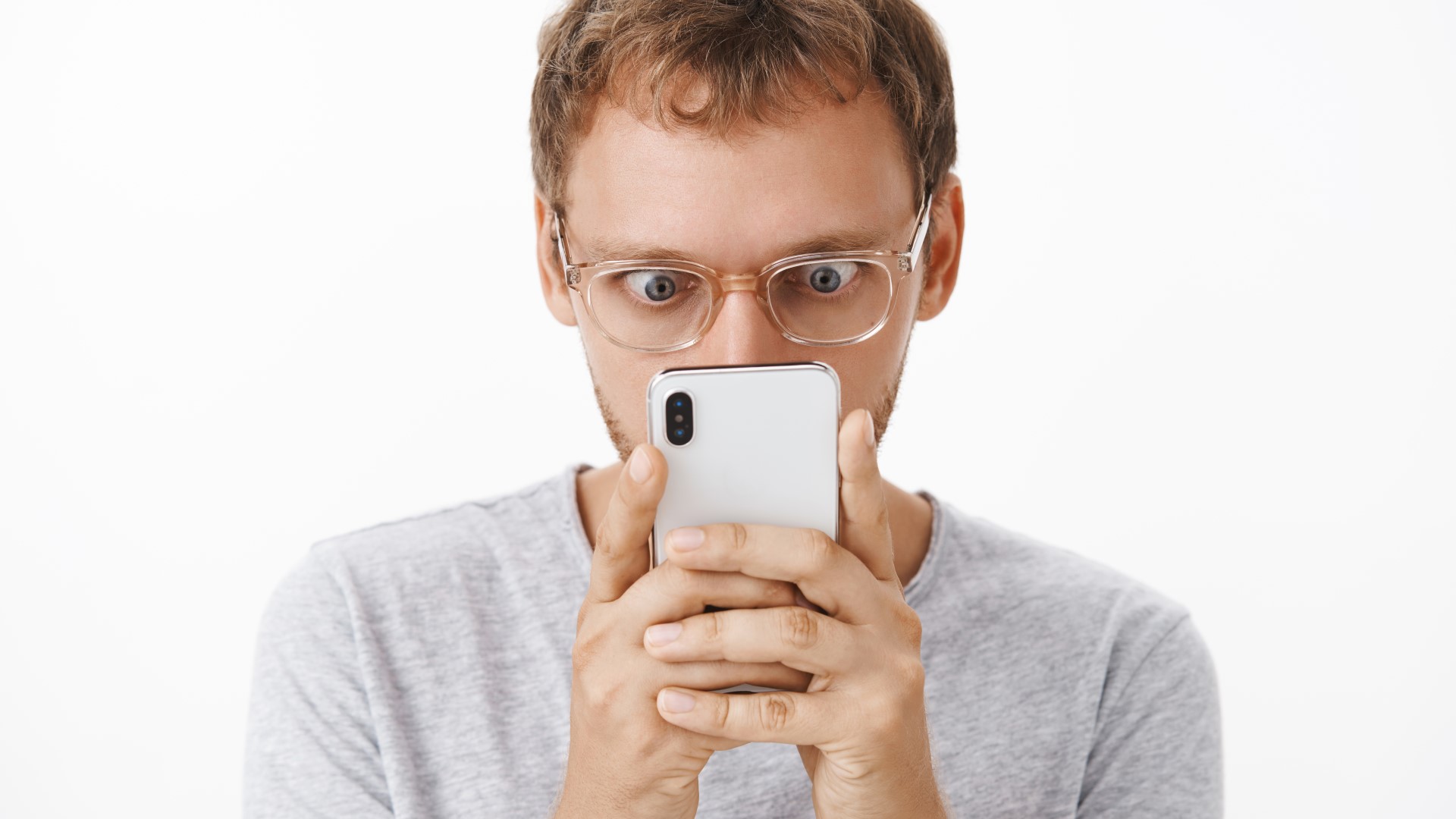 влияние телефона на зрение. человек с телефоном. защитные очки для зрения. наилучшие смартфоны для зрения. наилучшие смартфоны для зрения.