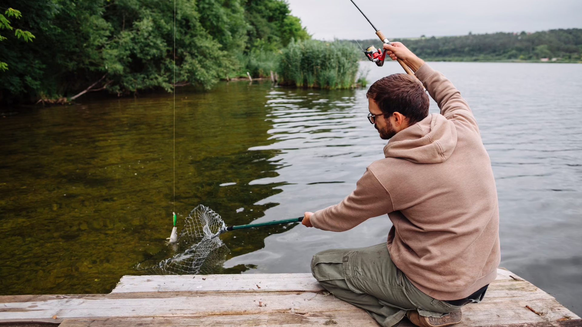 He like fishing. Поле рыбалка. ловит рыбу стик. звукорежиссер с удочкой. man sit fishing.
