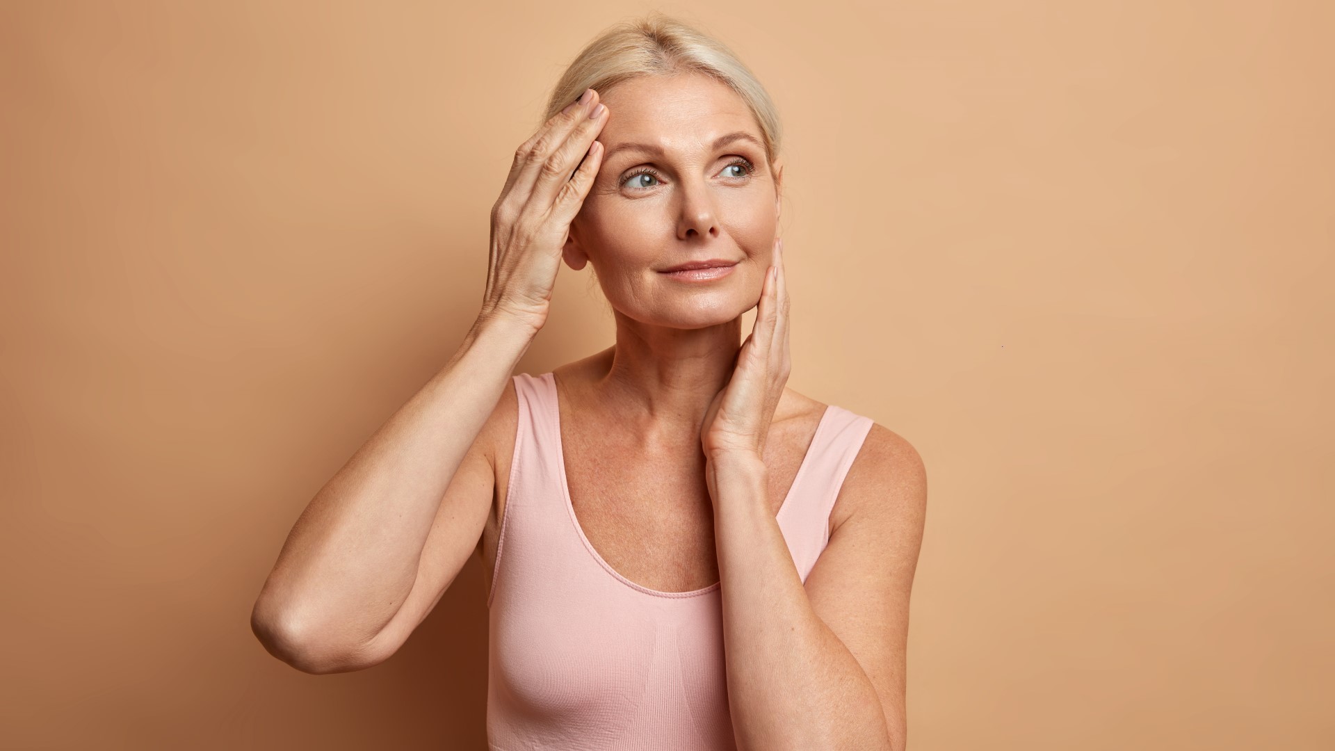 секрет молодости женщины. трогает лицо. фейсбилдинг упражнения для лица в домашних условиях. секрет молодости азиаток.